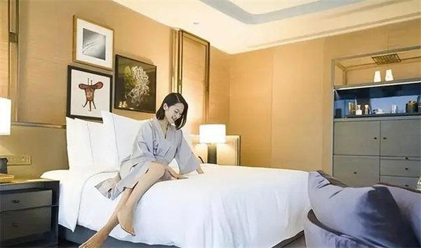 曝光情人节开房宾馆爆满现象(是夫妻的并不多)