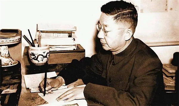 著名作家老舍自杀的原因是什么(他是最复杂的一个)