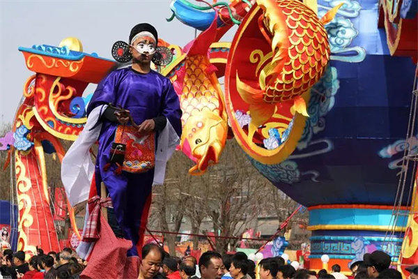 社火表演是什么风俗(据说还有小孩子掉下来了)