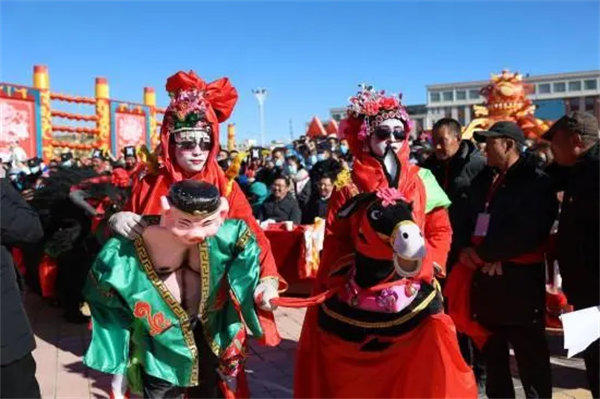 社火表演是什么风俗(据说还有小孩子掉下来了)