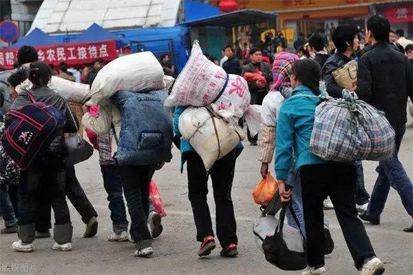 农民工春节返乡常遇4大问题(一年到头和家人团聚都不容易)