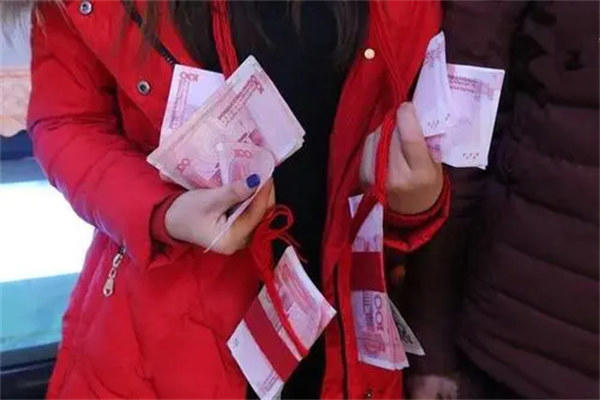 十万彩礼钱算多吗属于什么档次(应该很多家庭拿不起)