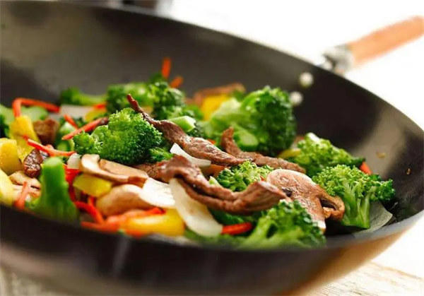 做菜时是热锅倒油还是冷锅倒油(区别还是很大的)