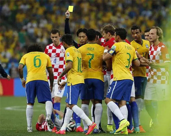 世界杯红牌黄牌规则详细介绍(教练和守门员吃红牌会怎样)