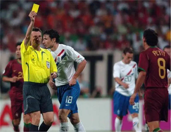 世界杯红牌黄牌规则详细介绍(教练和守门员吃红牌会怎样)