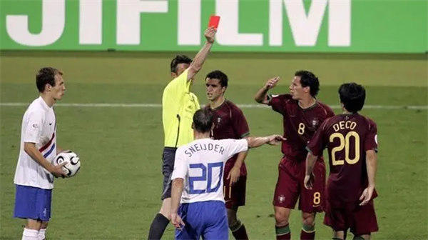 世界杯红牌黄牌规则详细介绍(教练和守门员吃红牌会怎样)