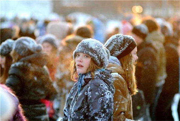 都说俄罗斯冬天冷那气温多少度(还有穿裙子的)