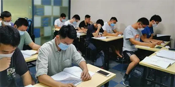 公务员考试培训班一万多块值得吗(有人觉得几万也值得)