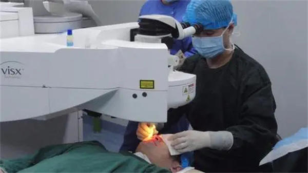 激光治近视有后遗症吗(亲身经历告诉你)