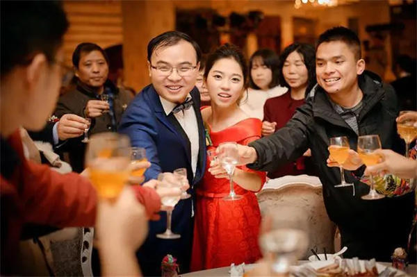 教你3句敬酒语万能好用(不要当酒桌上的哑巴)