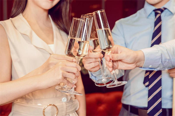 教你3句敬酒语万能好用(不要当酒桌上的哑巴)