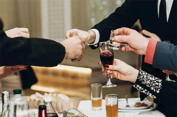 教你3句敬酒语万能好用(不要当酒桌上的哑巴)