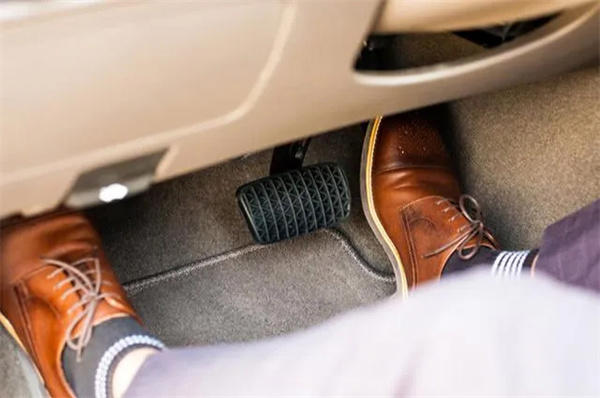 刹车时要踩离合吗(手动挡车主必看)