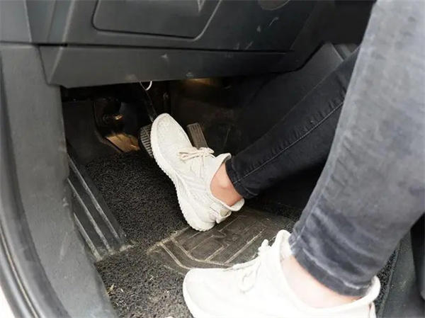 刹车时要踩离合吗(手动挡车主必看)