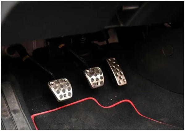 刹车时要踩离合吗(手动挡车主必看)