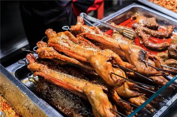 想创业改行做餐饮怎么样(很多人说餐饮门槛低投资少回报快)