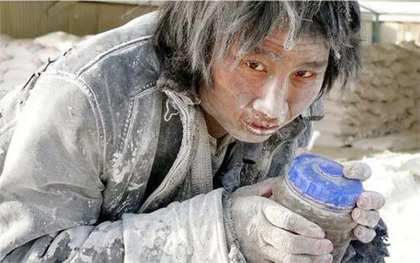 崔松旺揭秘黑砖窑事件(拍摄的视频揭露了黑砖窑有多可怕)