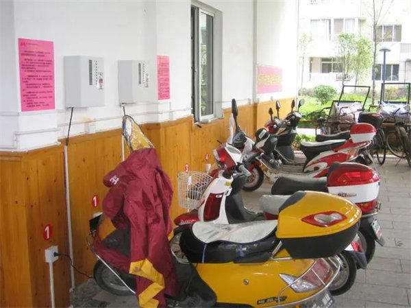 电瓶车天天充电对电瓶有没有伤害(电瓶车天天充电好不好)