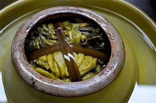 老坛酸菜包在土坑腌制上热搜(统一和康师傅都慌了)