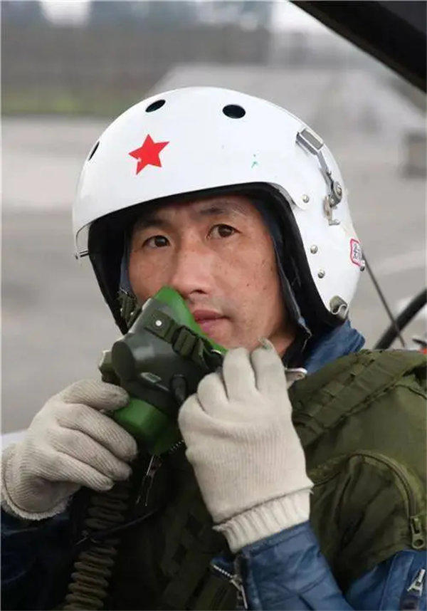 飞行员梁万俊8分钟感动中国(梁万俊简介资料介绍)