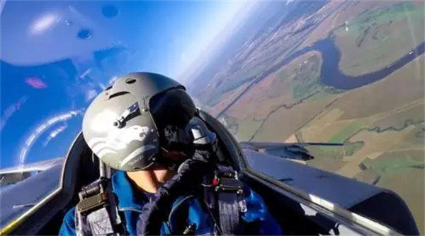 飞行员梁万俊8分钟感动中国(梁万俊简介资料介绍)