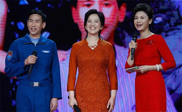 飞行员梁万俊8分钟感动中国(梁万俊简介资料介绍)