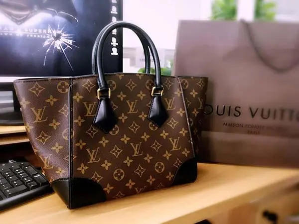 二手奢侈品理财靠谱吗(LV店门口排满了年轻人)