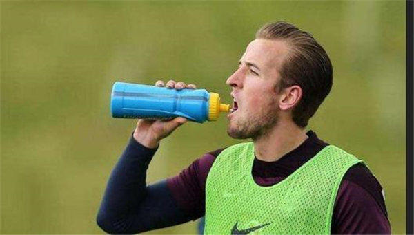 一喝水就尿多和喝水没尿的儿女哪个更健康(不要理解为肾虚)