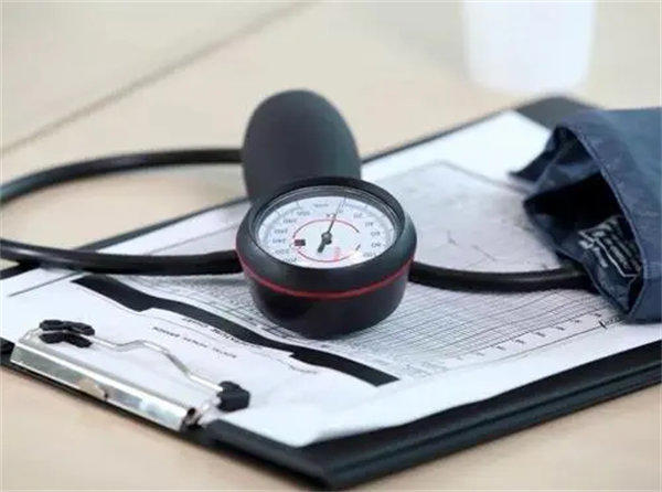 高血压不想脑溢血最好最好不要碰哪些食物(高血压患者必看)