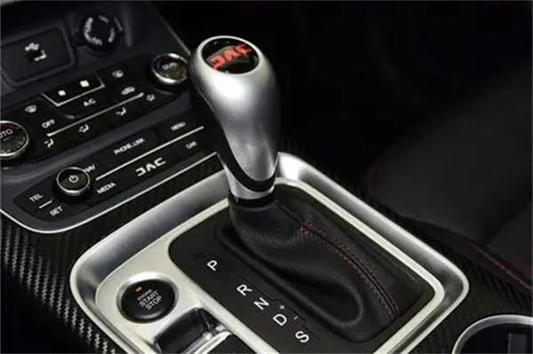 自动挡下坡的正确方法(学会这点开车才安全)