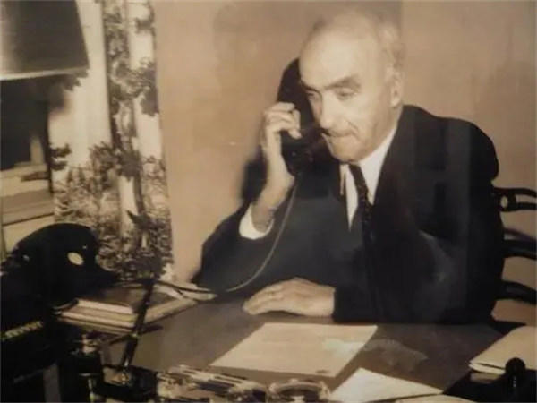 司徒雷登的个人简介资料(有人说他是个好人对中国贡献很大)