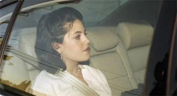 莱温斯基事件具体指的什么(这丑闻曾引起美国政坛震荡)