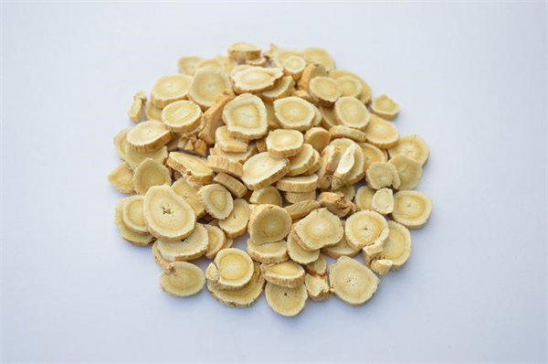 黄芪的功效与作用(黄芪泡水喝不懂的人不要随便喝)