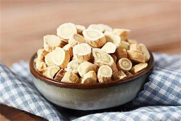 黄芪的功效与作用(黄芪泡水喝不懂的人不要随便喝)