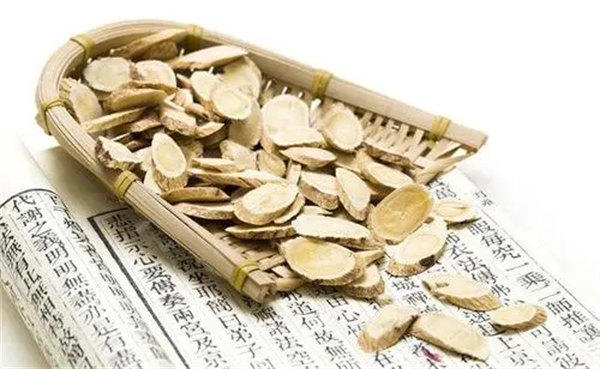 黄芪的功效与作用(黄芪泡水喝不懂的人不要随便喝)