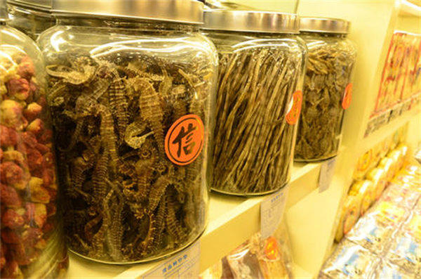 蜈蚣泡酒有什么疗效和功能(不是每个人都适合喝这种酒)