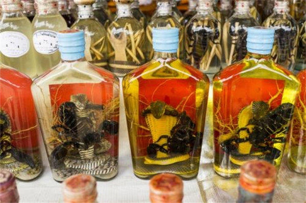 蜈蚣泡酒有什么疗效和功能(不是每个人都适合喝这种酒)