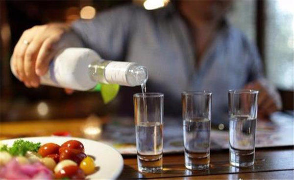 喝白酒喝醉用什么药好醒酒(聊聊白酒最怕的解药)