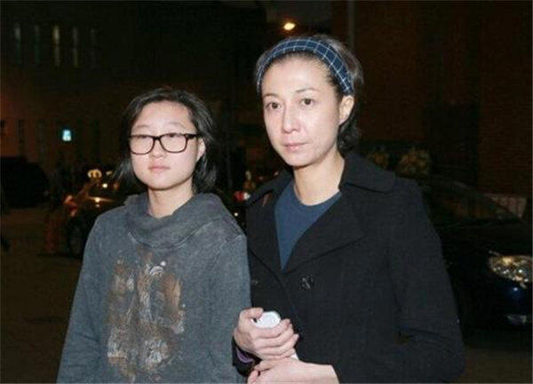 成龙私生小龙女结婚，成龙为啥不管他的私生小龙女呢？
