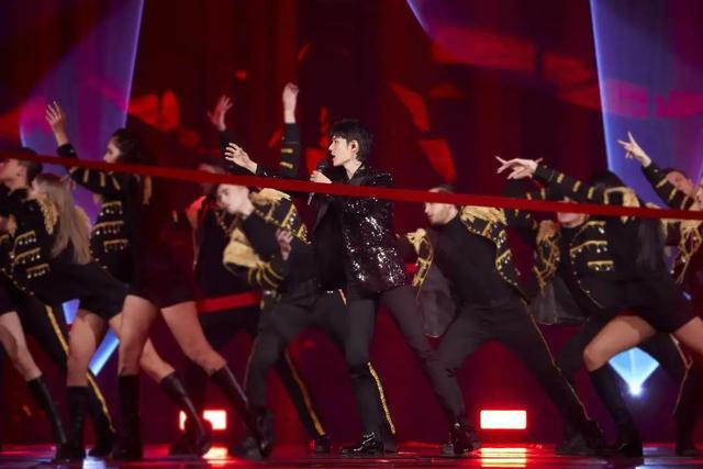 肖战演唱《相爱后动物感伤》引爆全场，跨年晚会的最大期待