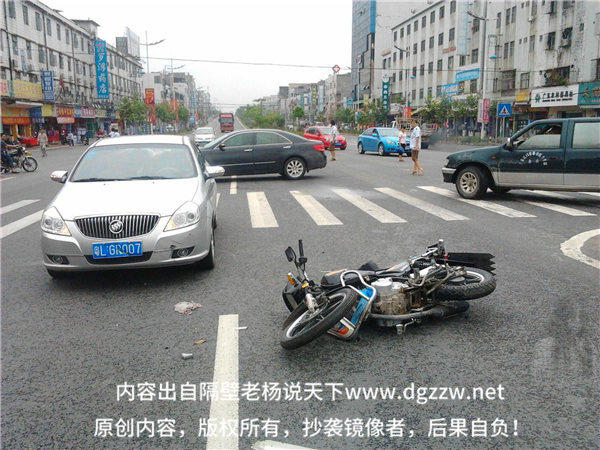 开车撞了一个无证驾驶的摩托车到底是谁的责任(不一定是无证驾驶者的责任)