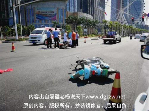 开车撞了一个无证驾驶的摩托车到底是谁的责任(不一定是无证驾驶者的责任)