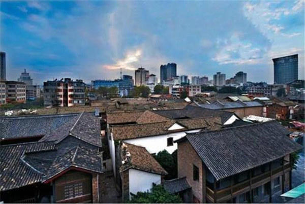 退休后适合养老定居的城市推荐(这个城市房价不算高环境好)