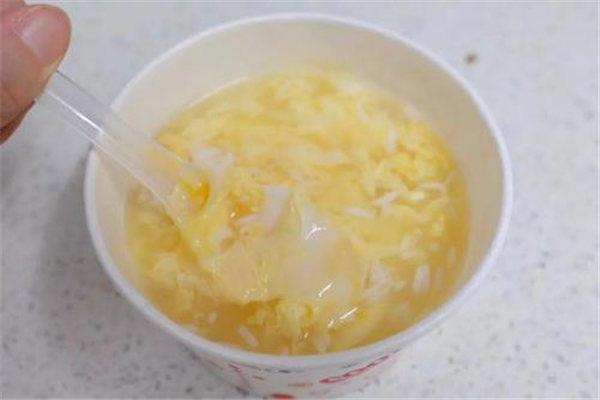 白开水冲鸡蛋有什么好处和功效(不太建议这样吃鸡蛋)