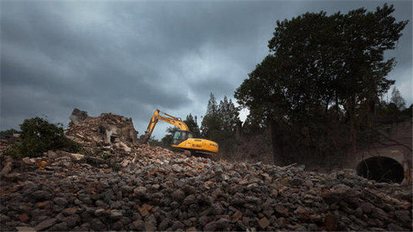 拆迁的房子父母要给妹妹一套，媳妇不愿意怎么办？