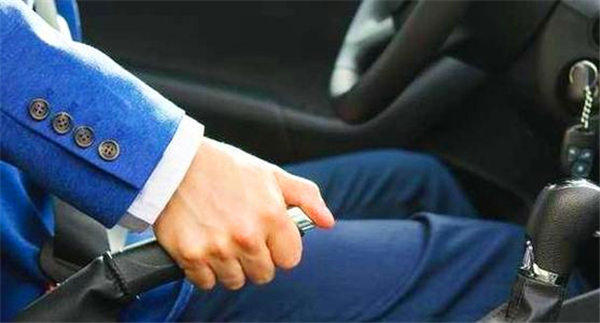 自动挡车刹车失灵怎么减速？可以拉手刹吗？