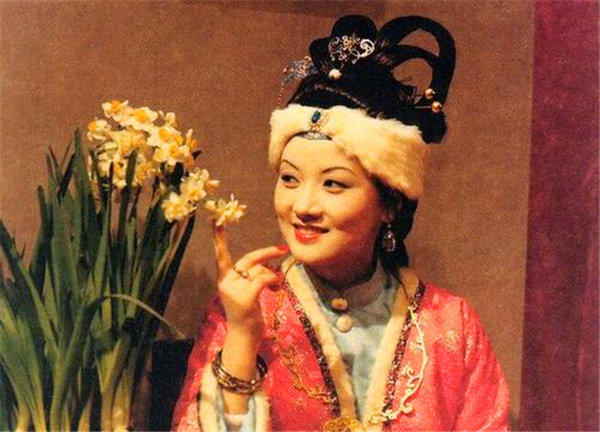 王熙凤死后为什么被草席裹身在雪地上拖？别啥都信