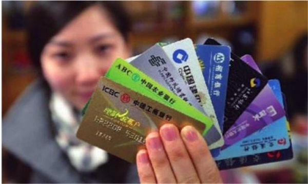 在银行办卡被盯着密码要不要换张卡，建议你这样