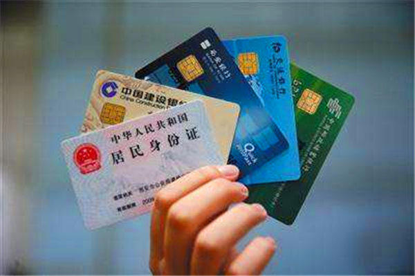 在银行办卡被盯着密码要不要换张卡，建议你这样