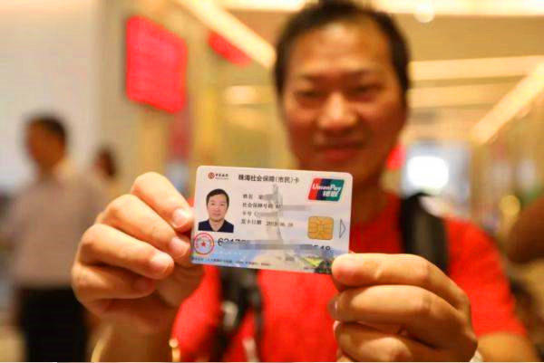 在银行办卡被盯着密码要不要换张卡，建议你这样